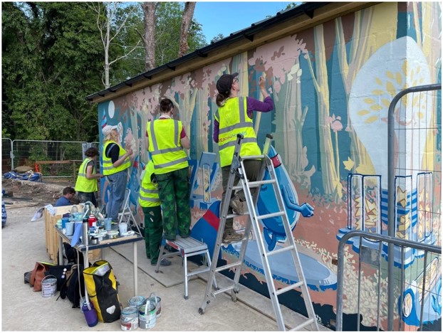 Commando Jugenstil and other volunteers painting the Energym mural